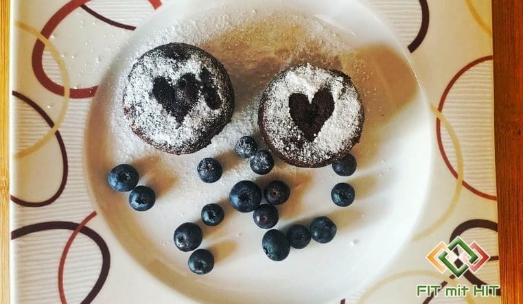 2 Stück Schokokuchen auf Teller